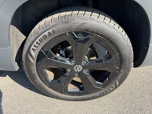 Certified 2025 Volkswagen Taos SEL image 33