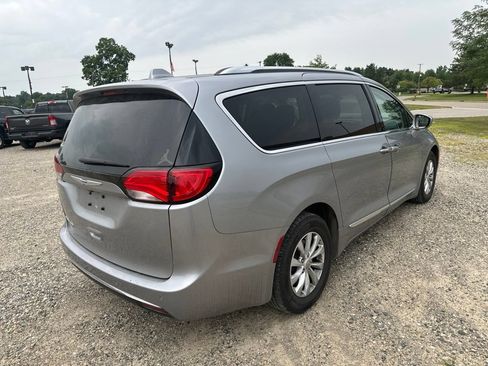 Used 2019 Chrysler Pacifica Touring-L FWD image 3