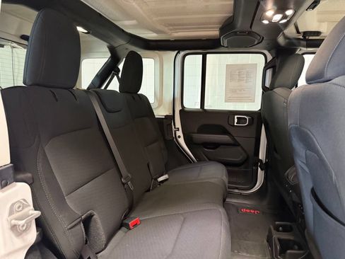 Used 2022 Jeep Wrangler Unlimited Sahara w/ Cold Weather Group AWD/4WD image 20