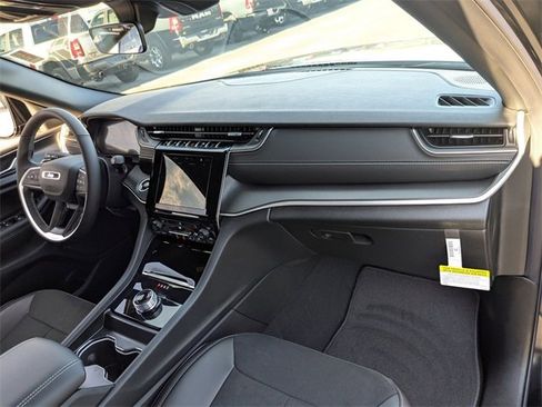 New 2025 Jeep Grand Cherokee L Altitude image 39