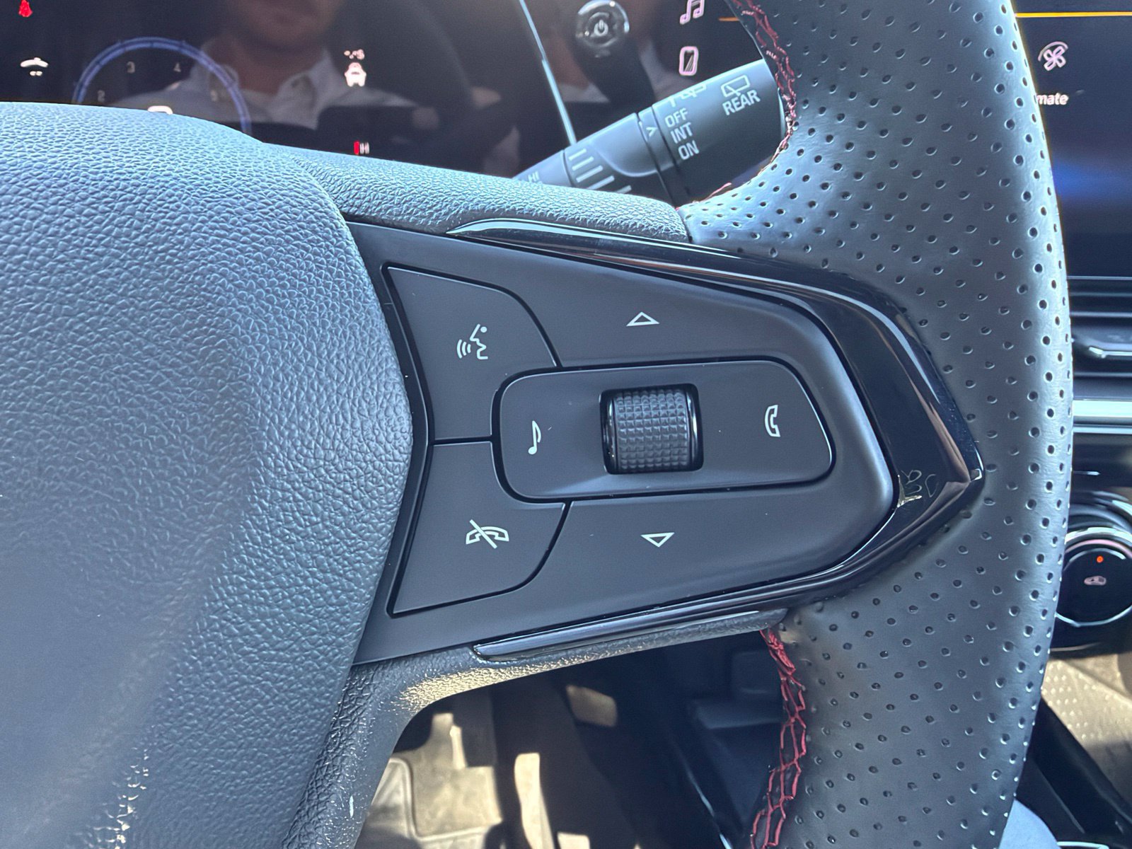 Used 2025 Chevrolet Trax RS w/ Sunroof Package FWD image 15