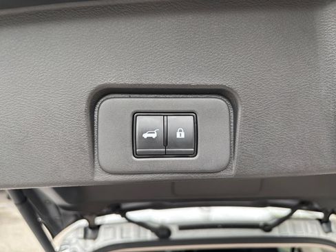 Used 2025 Nissan Rogue SV AWD/4WD image 23