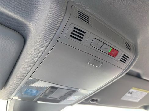 Used 2022 Volkswagen Tiguan SE image 34