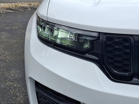 New 2025 Jeep Grand Cherokee Altitude image 9