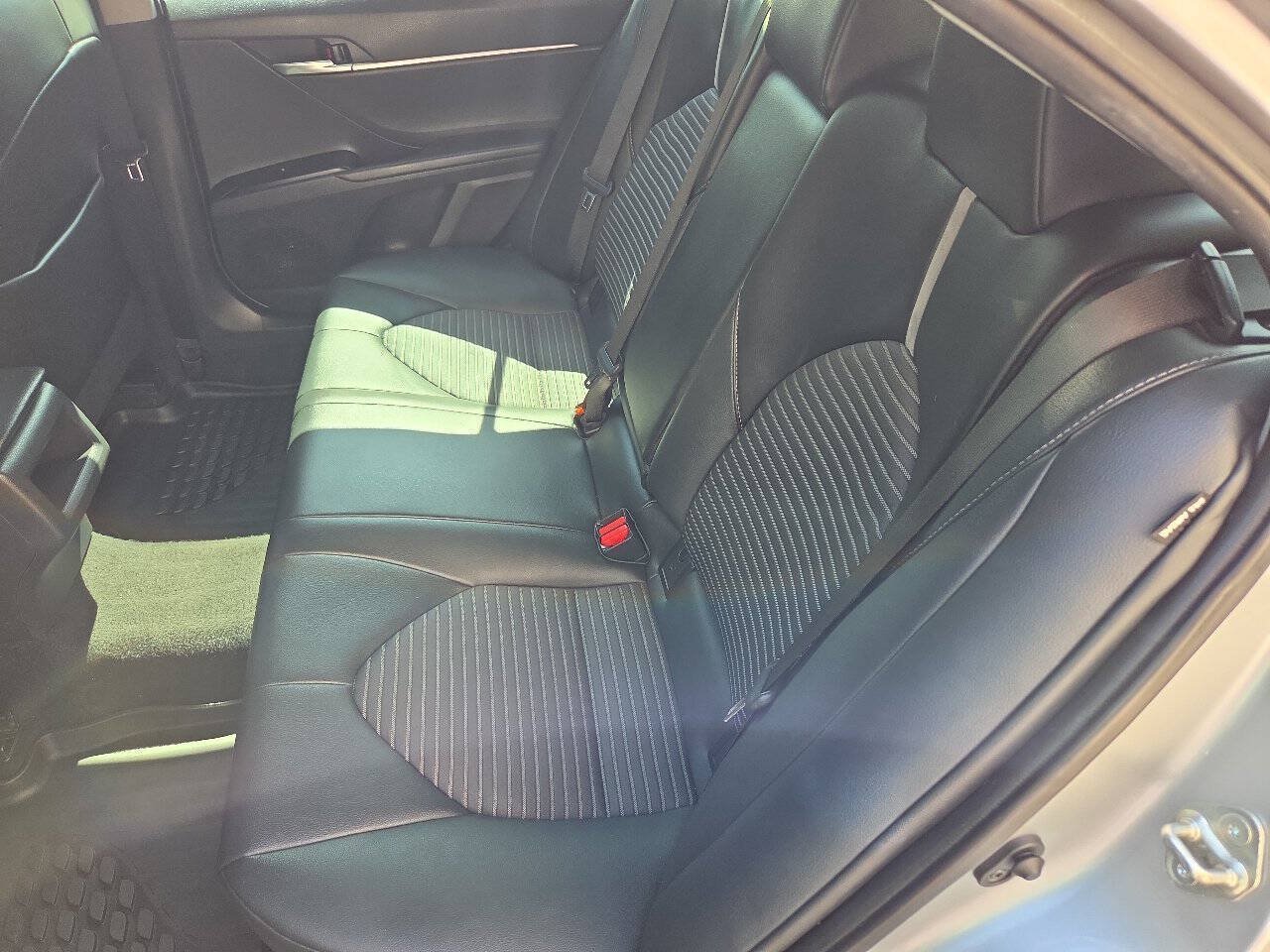 Used 2020 Toyota Camry SE FWD image 11