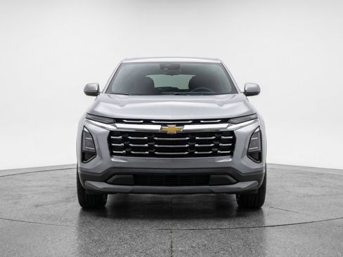 Used 2025 Chevrolet Equinox LT FWD image 2