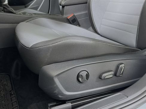 Used 2025 Volkswagen Jetta SE FWD image 21