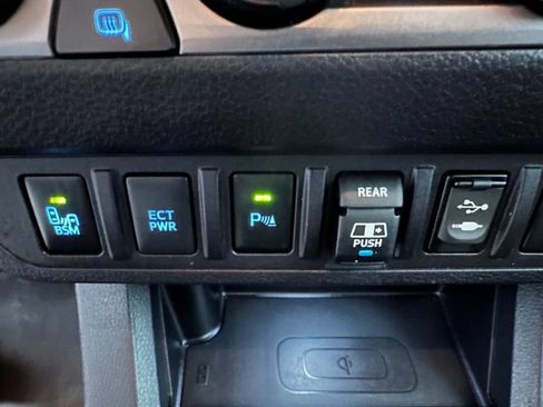 Used 2019 Toyota Tacoma Limited AWD/4WD image 24