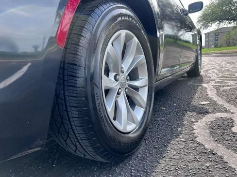Used 2018 Chrysler 300 Touring RWD image 10