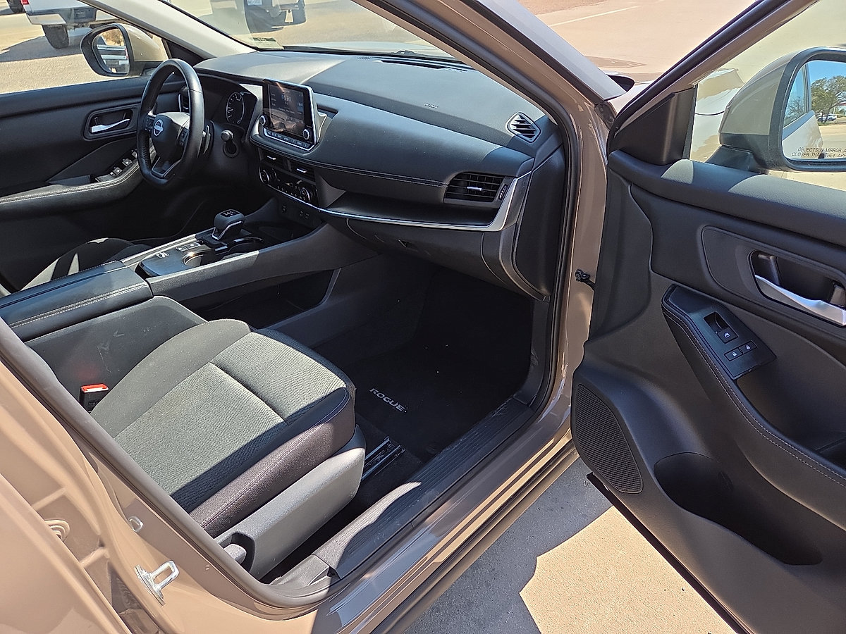 Used 2025 Nissan Rogue SV FWD image 12