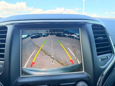 Used 2017 Jeep Grand Cherokee Overland AWD/4WD image 7