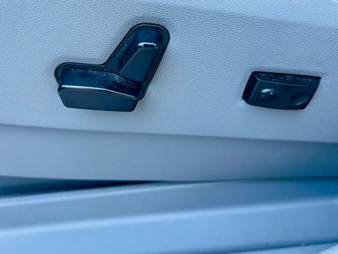 Used 2014 Volkswagen Routan SE FWD image 19