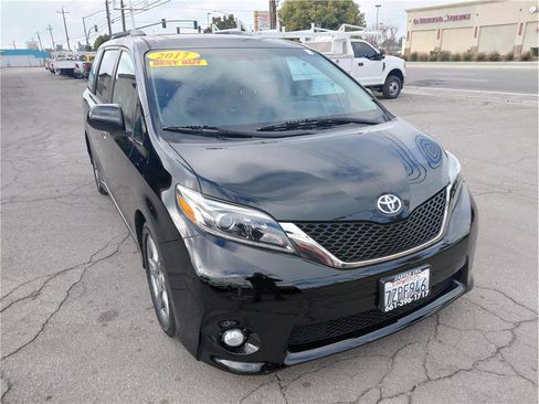 Used 2017 Toyota Sienna SE image 2