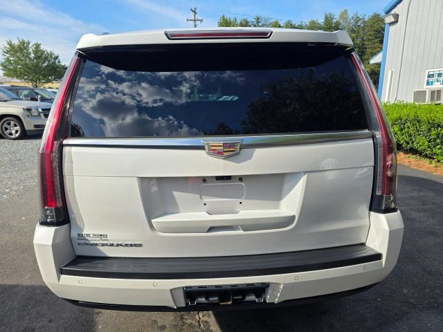 Used 2017 Cadillac Escalade Luxury AWD/4WD image 6