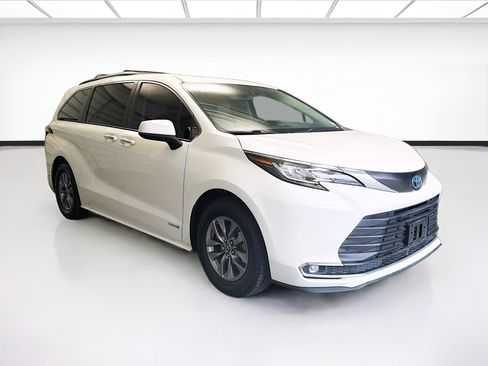 Used 2021 Toyota Sienna XLE FWD image 3