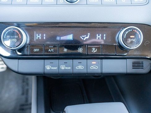 Certified 2025 Hyundai Elantra SEL image 31