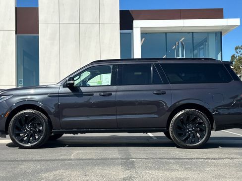 New 2026 Lincoln Navigator L Reserve w/ Jet Appearance Package AWD/4WD image 6