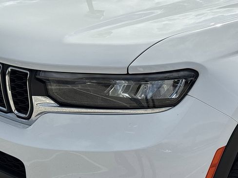 Used 2023 Jeep Grand Cherokee L Laredo image 6
