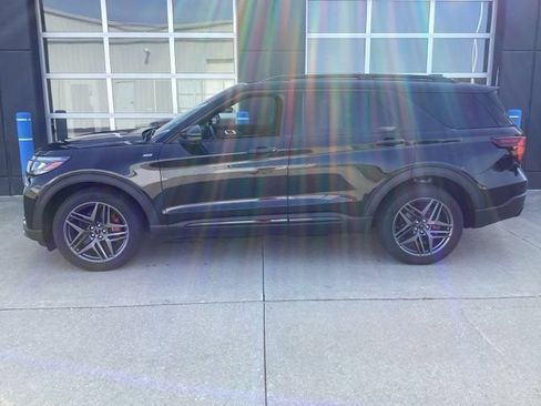 Used 2025 Ford Explorer ST-Line w/ Premium Package AWD/4WD image 2
