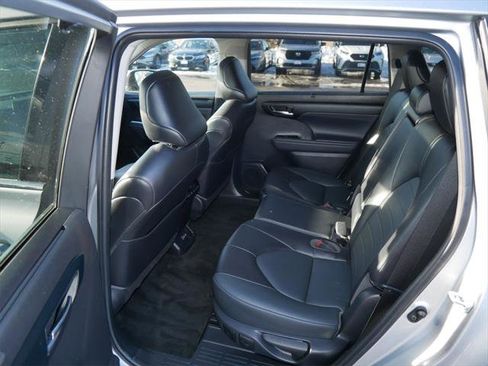 Certified 2022 Toyota Highlander XLE image 9