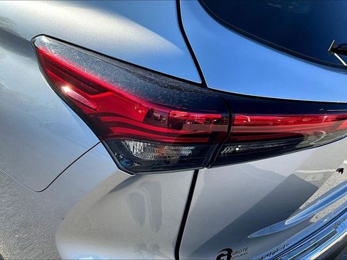 Used 2021 Toyota Highlander LE image 28