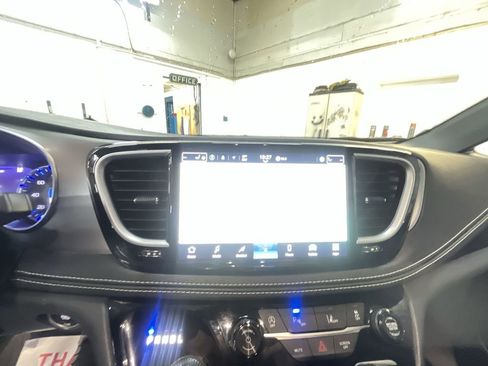 Used 2025 Chrysler Pacifica Limited image 18