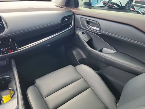 Used 2023 Nissan Rogue SL w/ SL Premium Package image 18