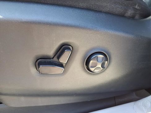 Used 2023 Chrysler Pacifica Limited FWD image 17
