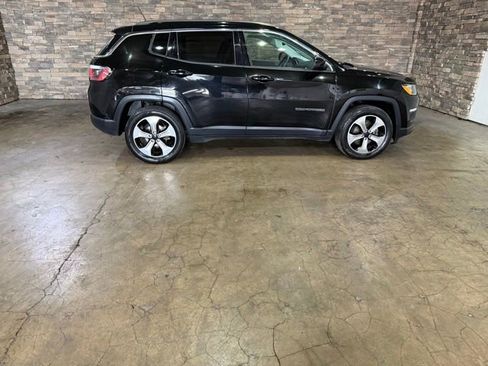 Used 2017 Jeep Compass Latitude w/ Popular Equipment Group FWD image 4