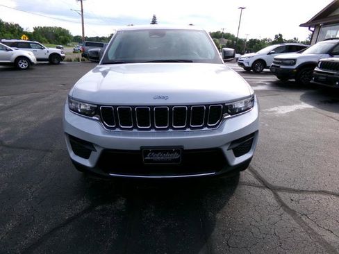 Used 2023 Jeep Grand Cherokee Laredo image 4