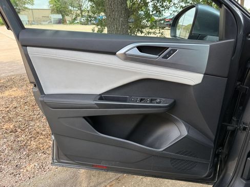 Used 2025 Volkswagen Taos SE FWD image 18