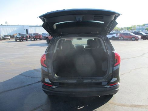 Used 2024 GMC Terrain SLE w/ Elevation Edition image 8