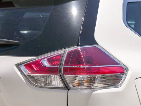 Used 2016 Nissan Rogue S FWD image 10