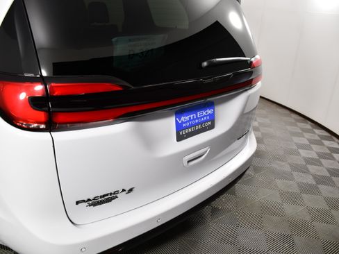 Used 2025 Chrysler Pacifica Limited FWD image 15