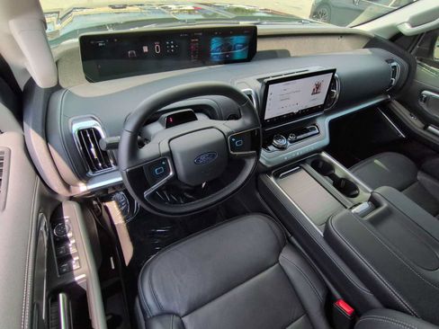 Used 2025 Ford Expedition Platinum w/ Driver's Package AWD/4WD image 10