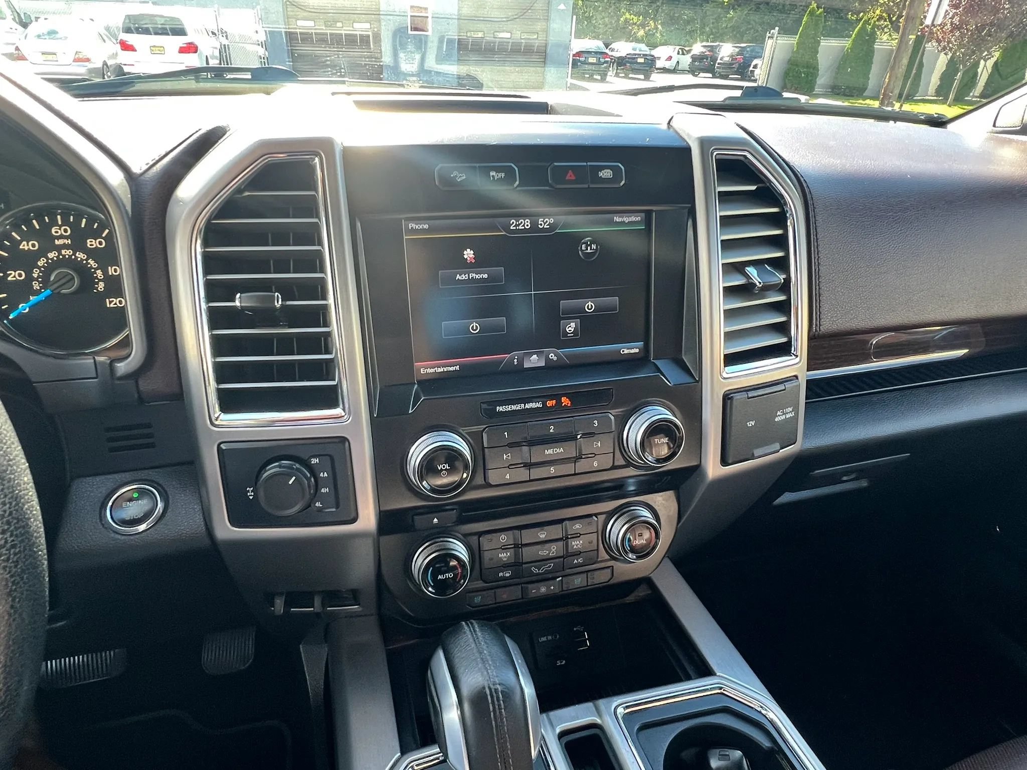 Used 2015 Ford F150 Platinum w/ Equipment Group 701A Luxury AWD/4WD image 21