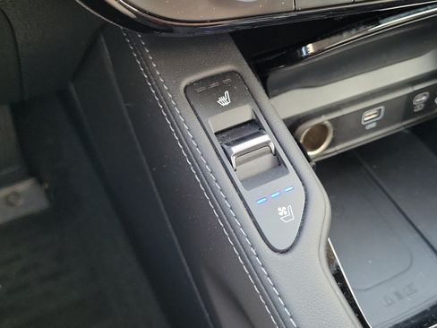 Used 2024 Kia Telluride EX w/ EX Captain's Chair Package FWD image 37