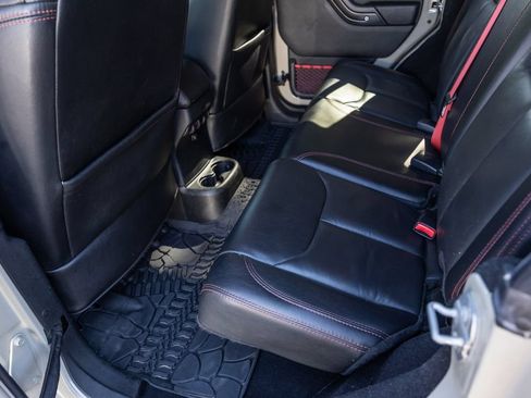 Used 2018 Jeep Wrangler Unlimited Rubicon AWD/4WD image 28