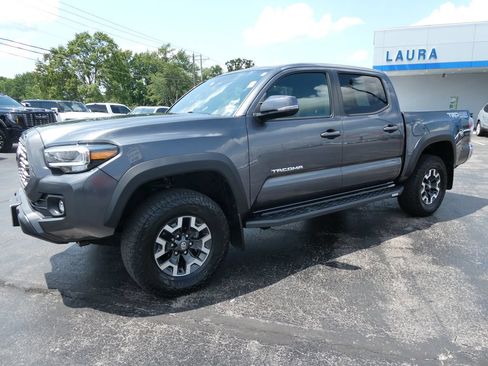 Used 2022 Toyota Tacoma TRD Off-Road AWD/4WD image 9