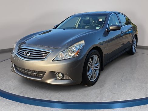 Used 2015 INFINITI Q40 w/ Navigation Package RWD image 1