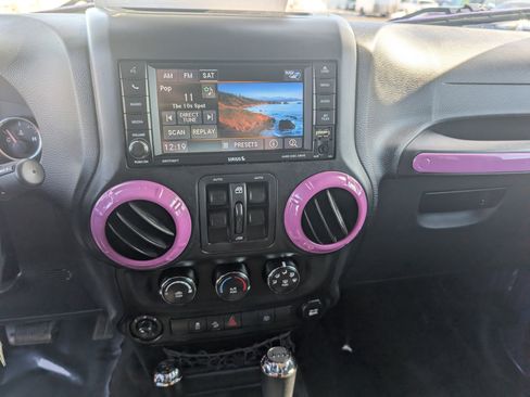 Used 2018 Jeep Wrangler Unlimited Sahara image 13