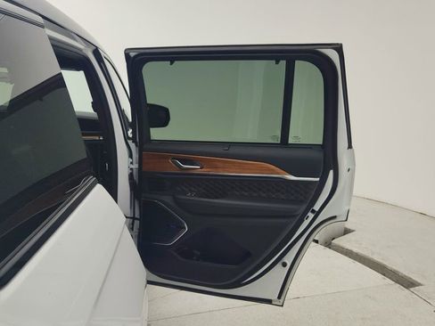 Used 2025 Jeep Grand Cherokee L Summit AWD/4WD image 27
