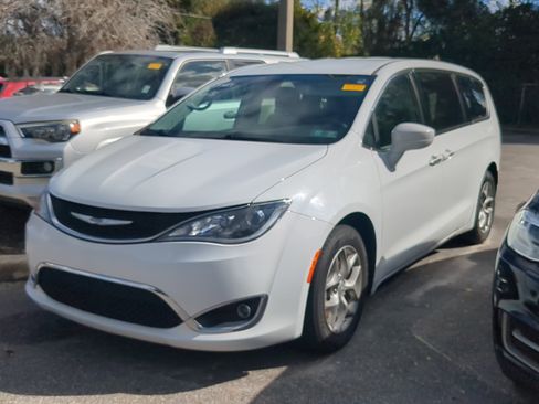 Used 2018 Chrysler Pacifica Touring Plus w/ Tire & Wheel Group image 2