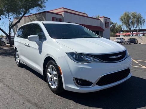 Used 2018 Chrysler Pacifica Touring Plus w/ Tire & Wheel Group FWD image 1