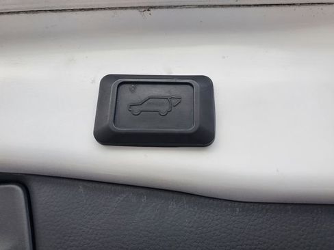 Used 2021 Toyota RAV4 XLE w/ Convenience Package AWD/4WD image 7