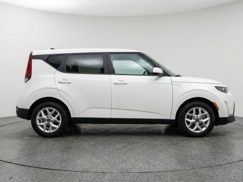 Used 2025 Kia Soul LX w/ LX Technology Package image 11