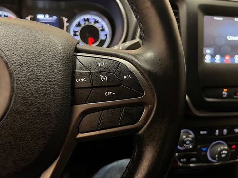 Used 2019 Jeep Cherokee Latitude Plus image 19