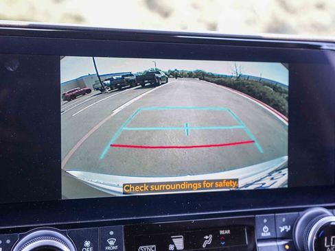 Used 2023 Toyota Highlander XLE FWD image 30