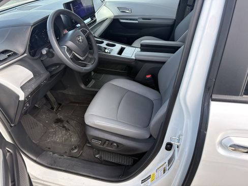 Used 2025 Toyota Sienna XLE image 4