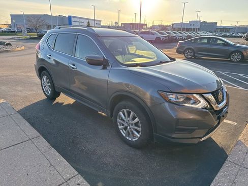 Used 2019 Nissan Rogue SV image 2